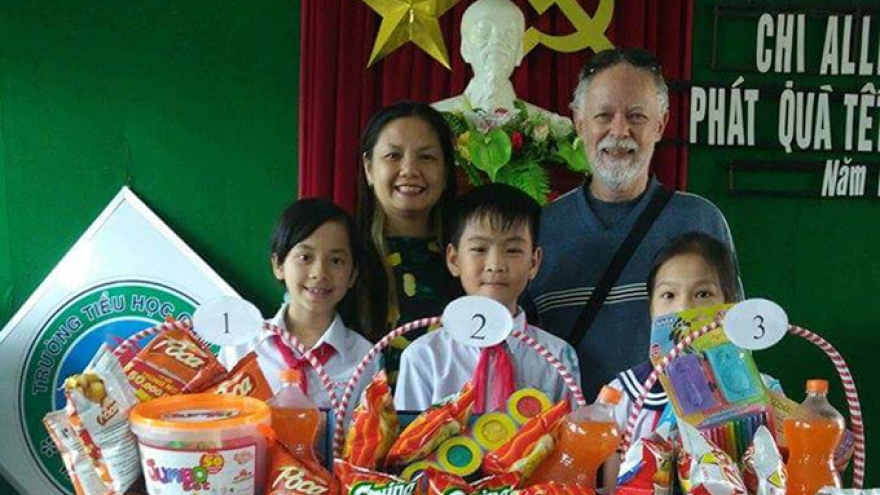 Australian veteran, wife send poor children in Hoi An to school
