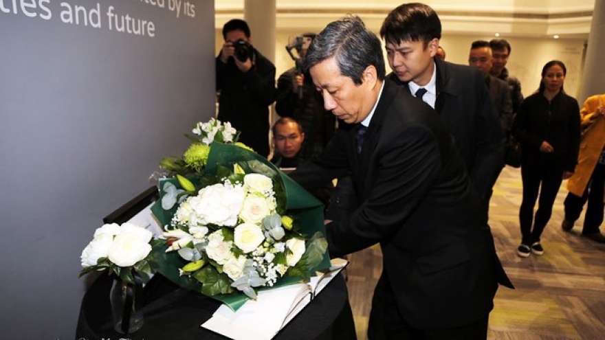 Vietnamese Ambassador lays flowers in Essex to commemorate 39 victims