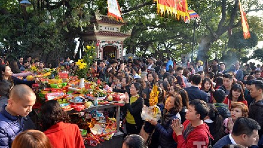 Visitors elbow their way into Phu Tay Ho on lunar new year