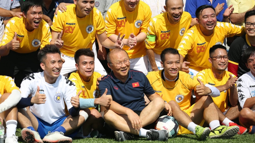 Park Hang-seo plays football with Vietnamese journalists