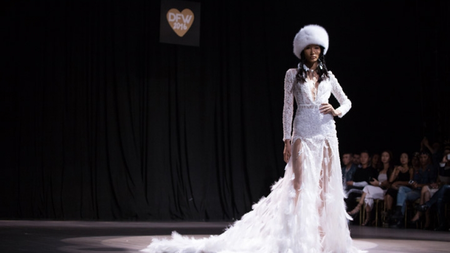Hoang Thuy struts HCM City catwalk