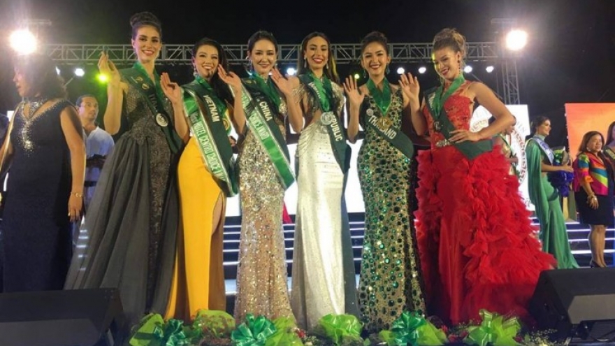Phuong Khanh wins Miss Earth’s evening gown event