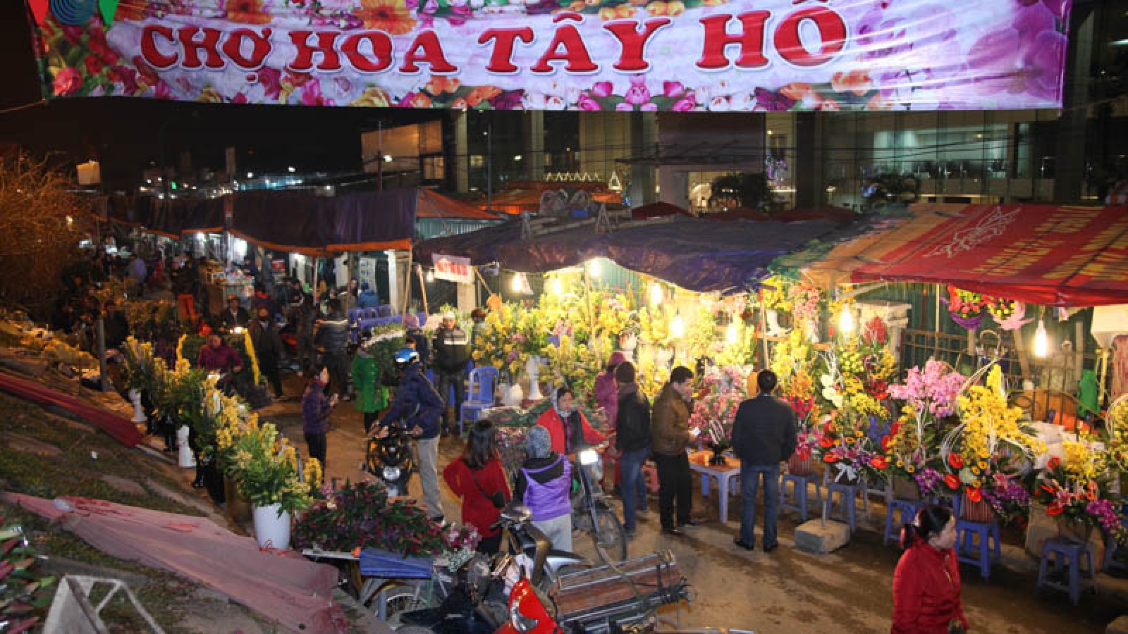 Quang Ba night flower market