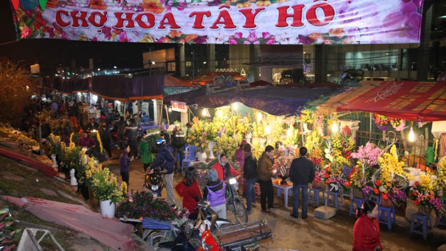 Quang Ba night flower market 