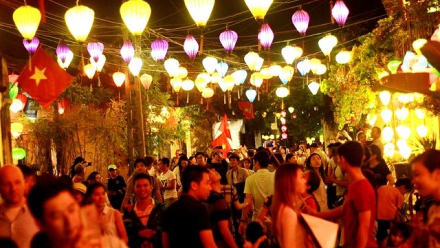 Nguyen Tieu festival sees Hoai river shine in ancient town of Hoi An