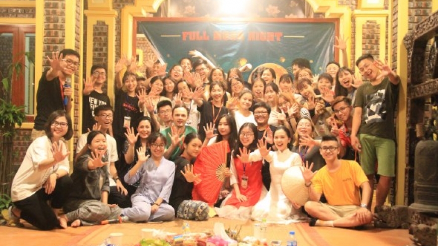 Foreigners enjoy Mid-Autumn Festival alongside members of High5 Hanoi 