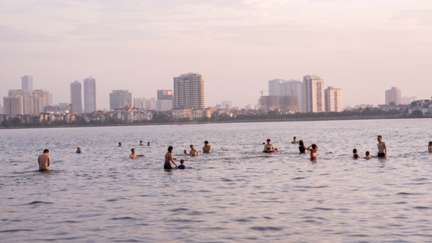 Hanoi residents seek heat relief in West Lake