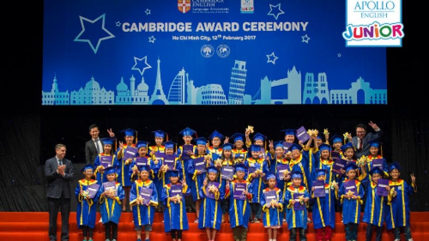 Apollo awards Cambridge certificates to Vietnamese students