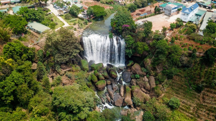 Exploring caves at the foot of Voi waterfall in Lam Dong