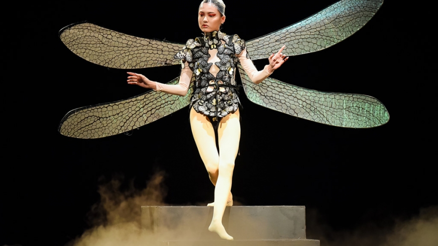 Lan Khue, Fung La strut the catwalk at Vo Cong Khanh’s Cocoon Show