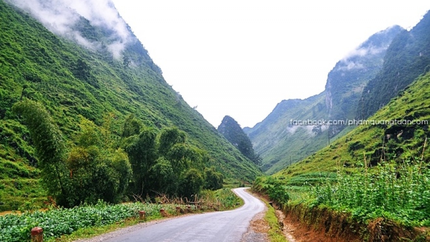 10 wondrous images of long and winding roads
