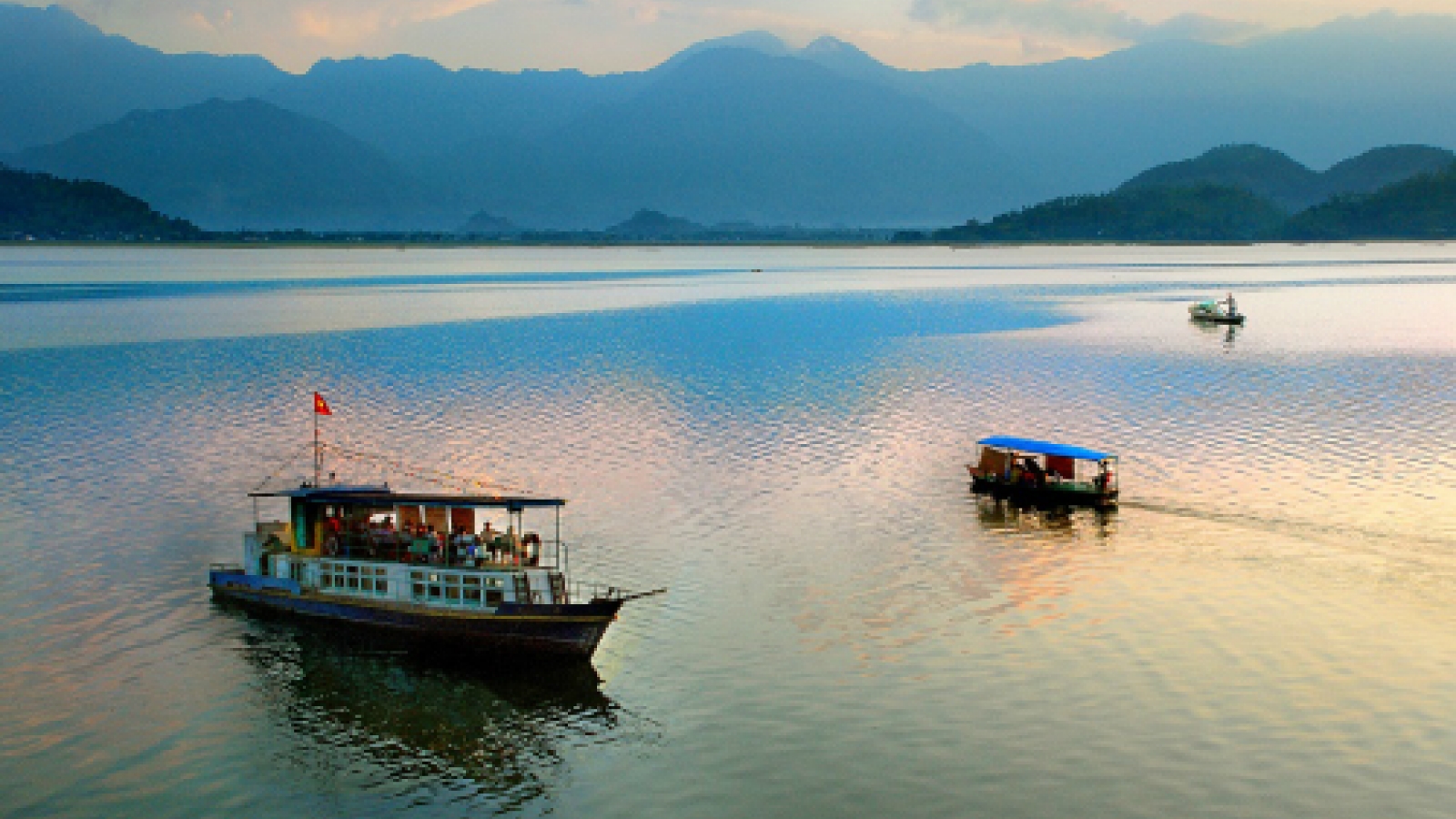 Discovering stunning beauty of Nui Coc Lake