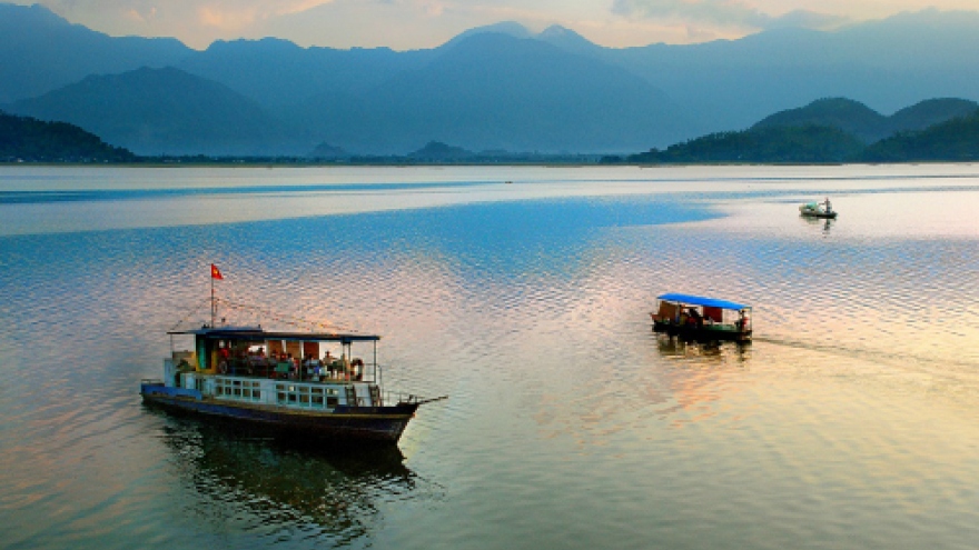 Discovering stunning beauty of Nui Coc Lake