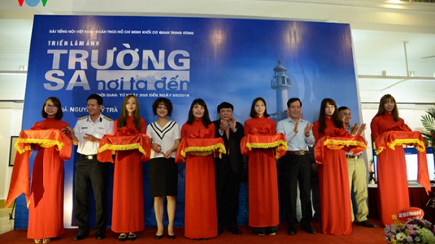 Photo exhibition honours soldiers of Truong Sa