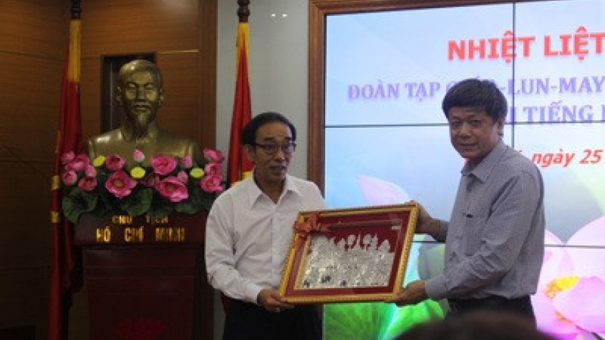 
        Enhancing cooperation between VOV and Lao A-lun-may magazine
                              