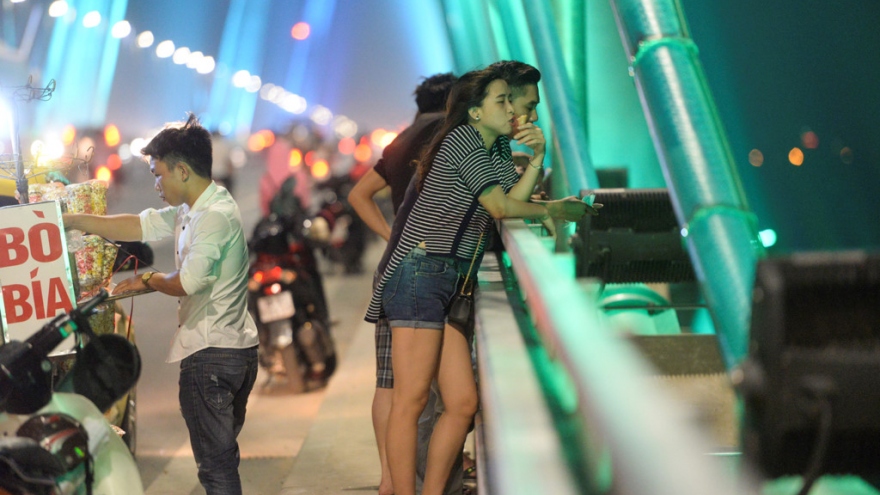 Desperate Hanoians flock to Nhat Tan Bridge for heat relief 
