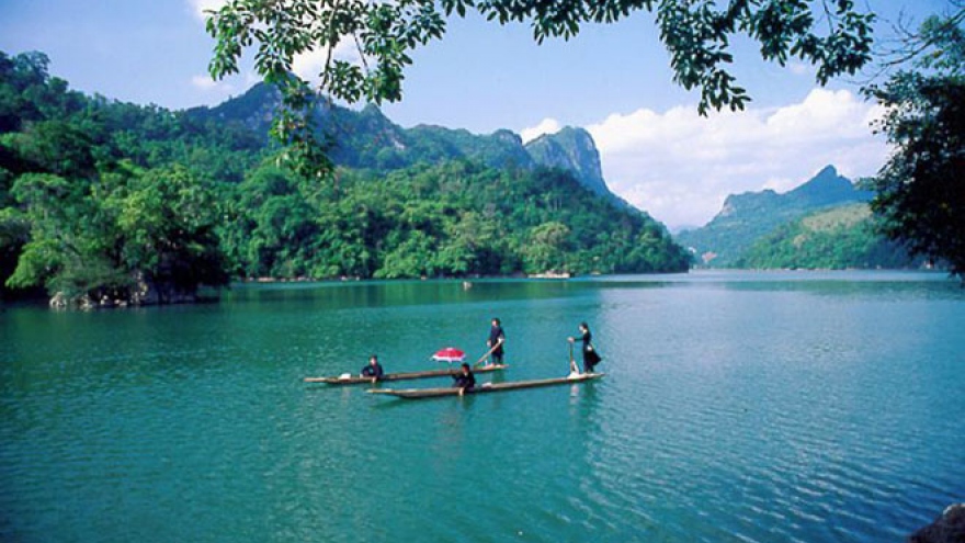 Discovering stunning beauty of lakes along Vietnam