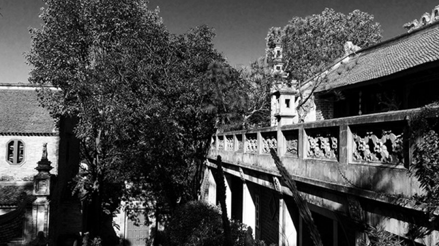 Thanh Chuong Viet Palace in Black & White