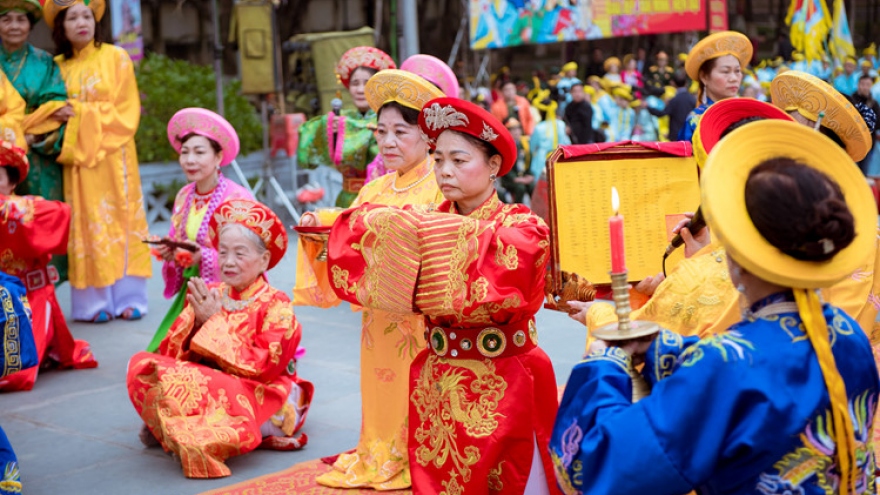 PM and thousands of revelers attend Dong Da festival 