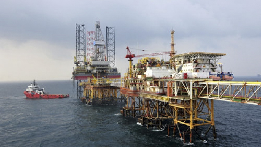Falling oil prices adversely affect Vietnam economy