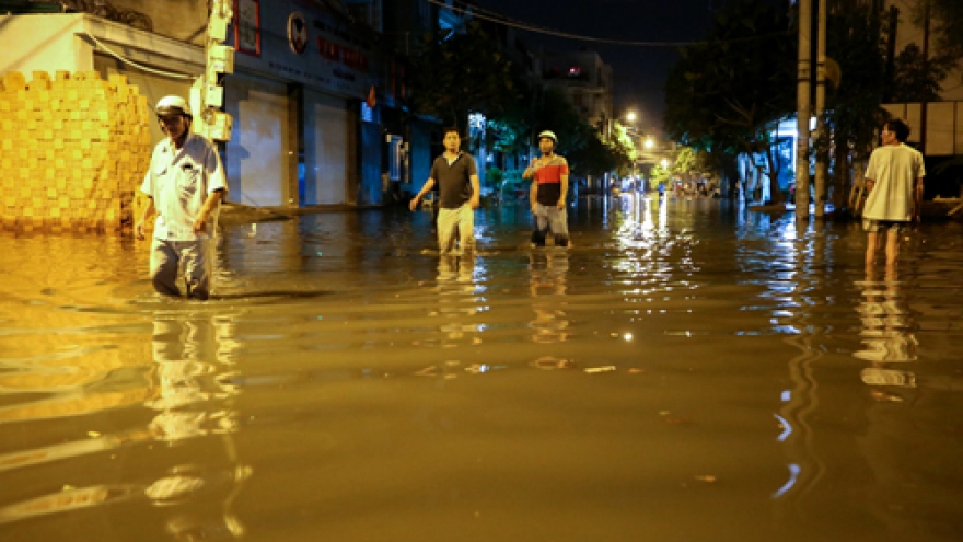 Sluice cover blown out, high tides causing big flood in HCM City