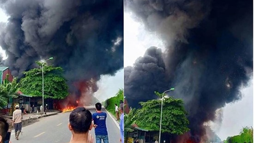 Fire rips through paint workshop in Hanoi’s outlying district