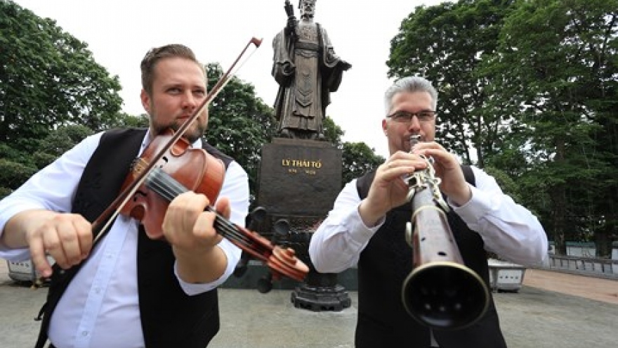 Hungarian folk music enthralls Hanoians