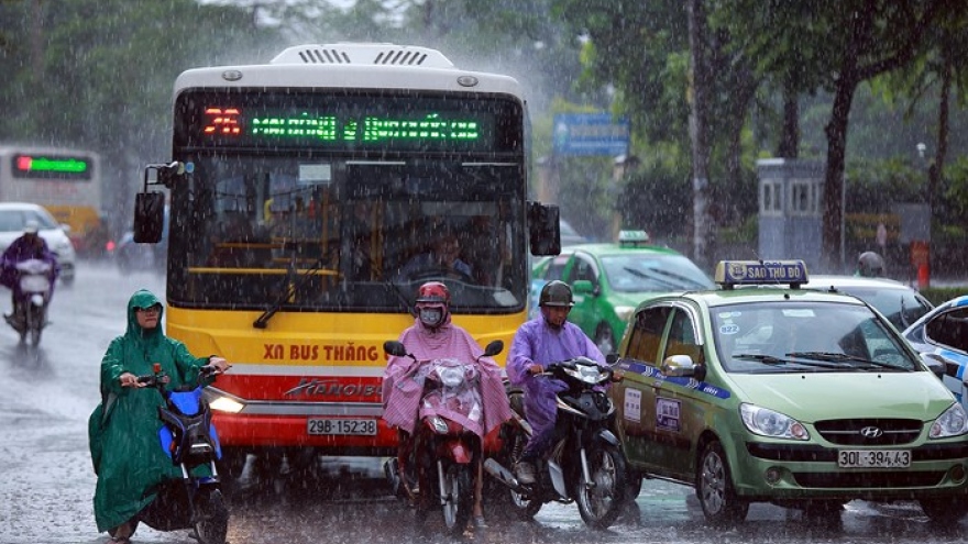 Hanoians welcome first rain after week-long heat wave