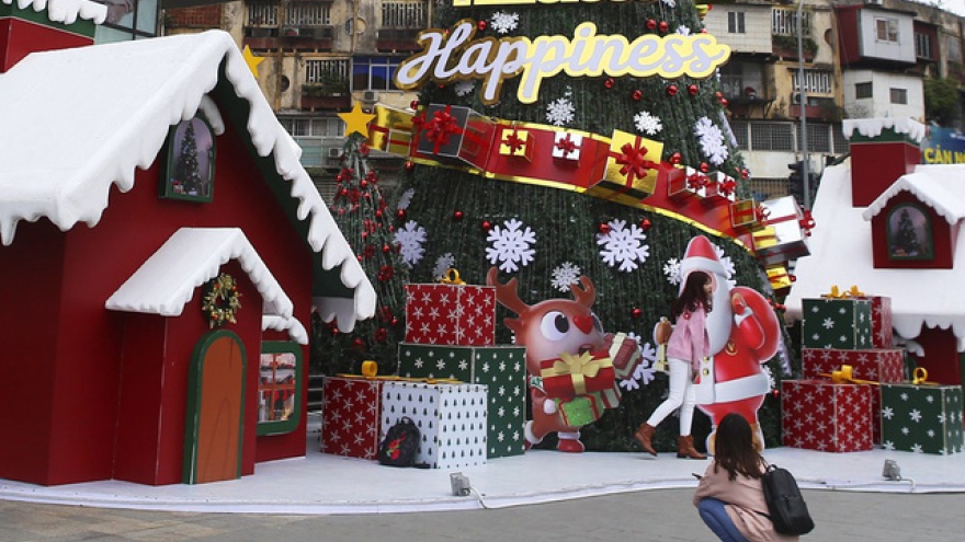 Seasonal Christmas atmosphere descends onto Hanoi’s streets 