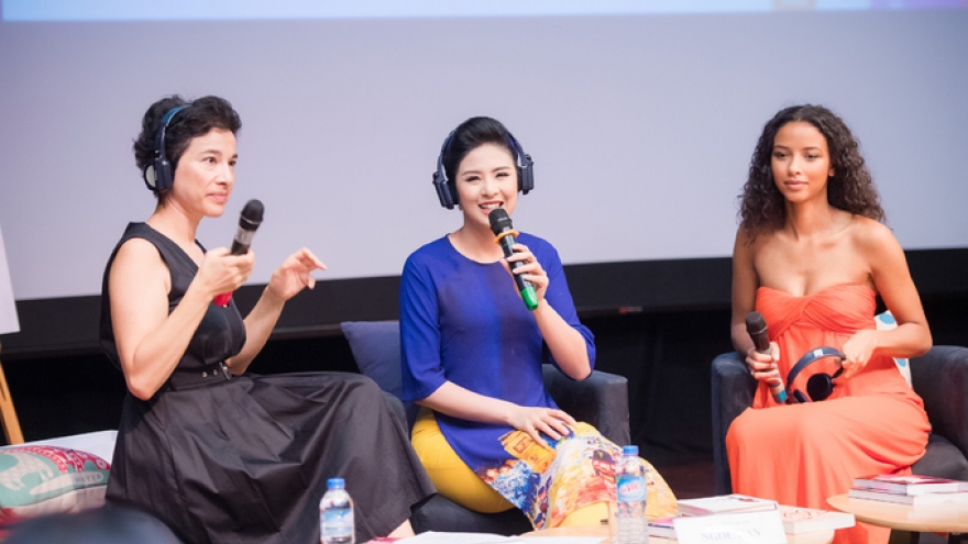 Flora Coquerel receives pleasant surprise at book launch in Hanoi