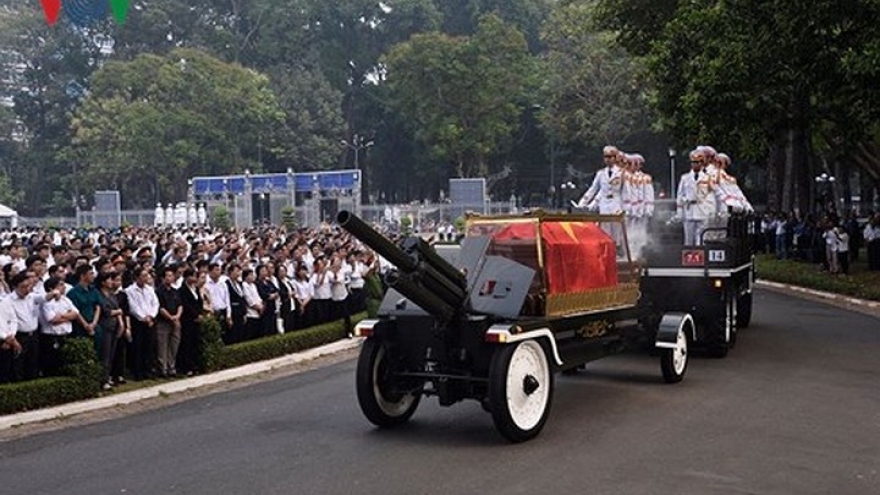 Mourners line the streets in respect for former PM Phan Van Khai