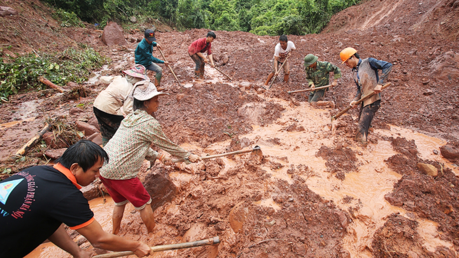 Massive landslides bury residents and houses in Lai Chau 