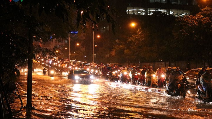 Heavy rains submerge Hanoi streets, transport paralyzed