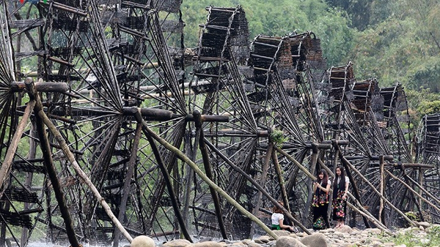 Na Khuong water wheels draw a stream of visitors