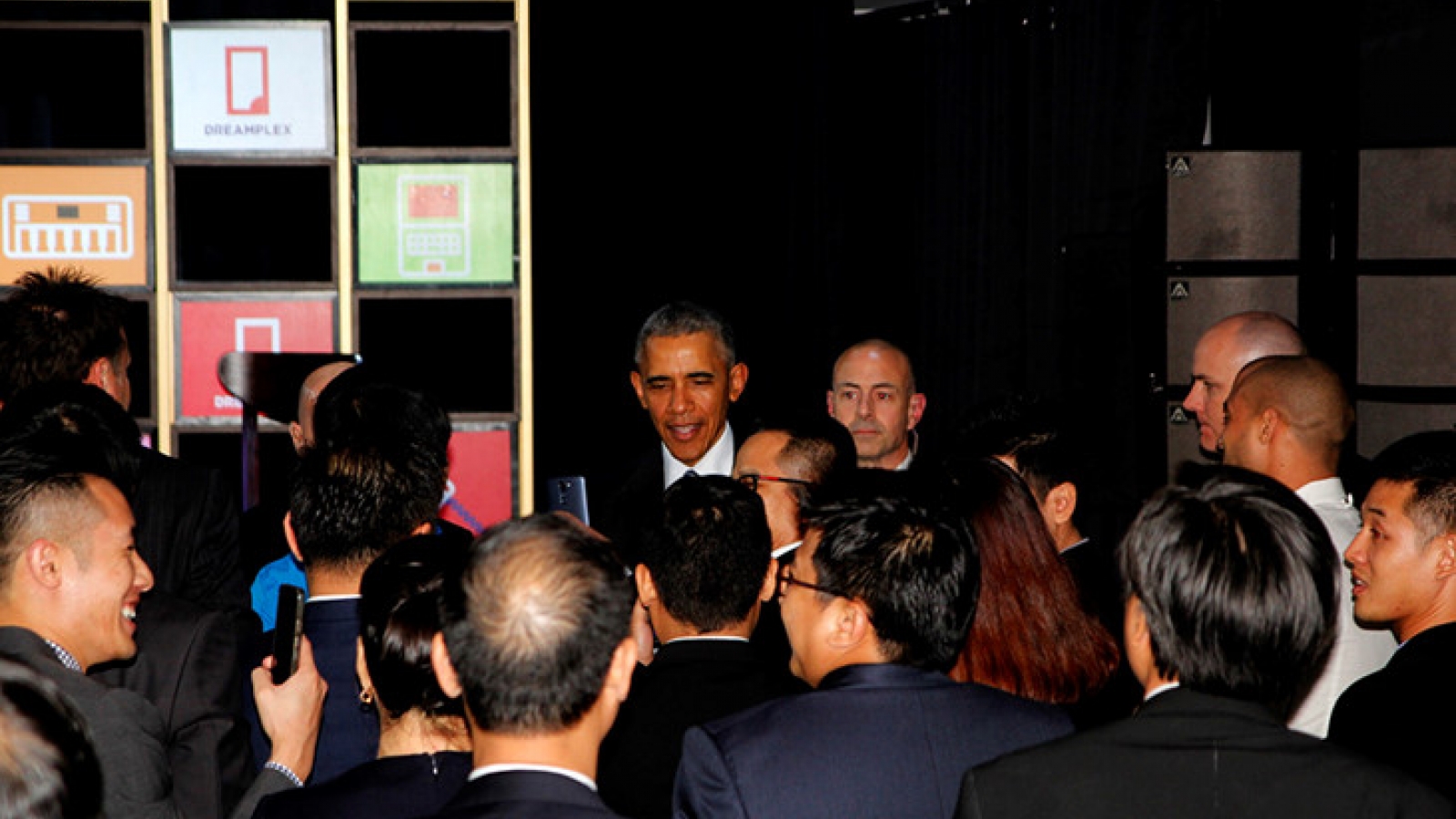 Obama meets Vietnamese entrepreneurs 