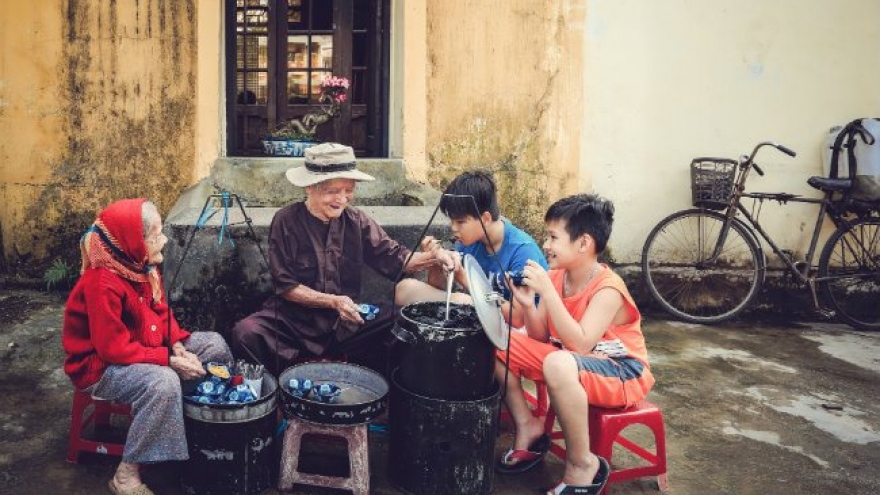 Learning how to make sweet soup of black sesame seeds in Hoi An