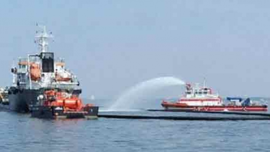 
        Singapore, Malaysia conduct joint chemical spill exercise at sea
                              
