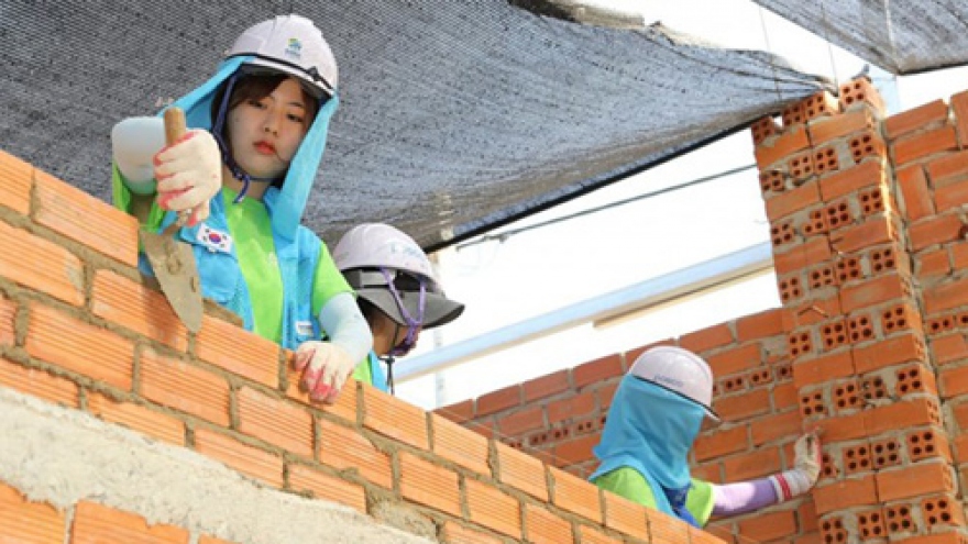 International volunteers build houses for the poor in Phu Tho
