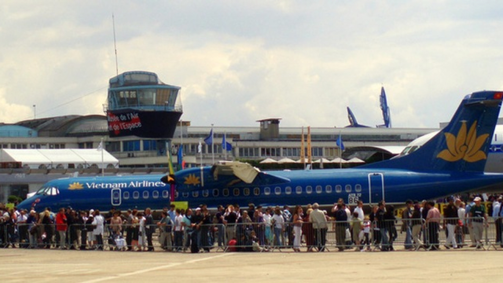 Why has Vietnam Airlines never been considered a national brand?
