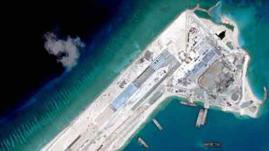 US destroyer approaches Fiery Cross Reef in East Sea