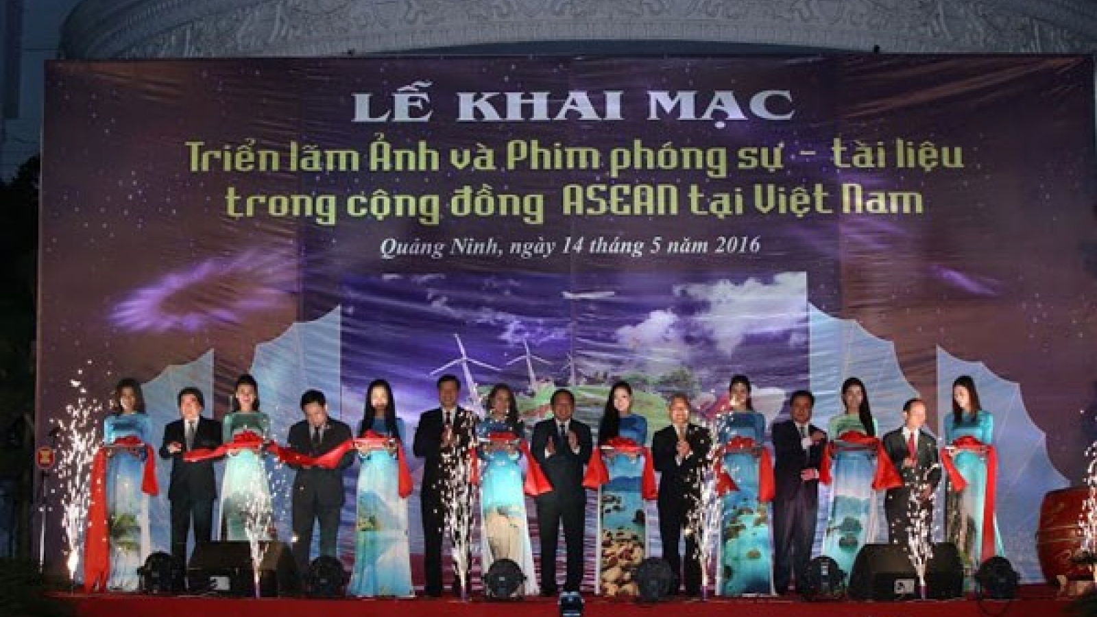 Photo, film exhibition on ASEAN Community opened in Quang Ninh
