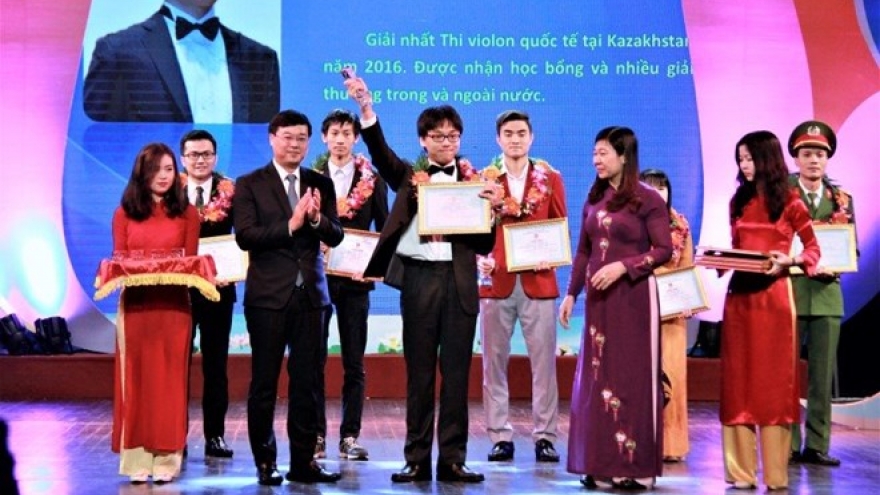 Hanoi honours outstanding youths in 2016