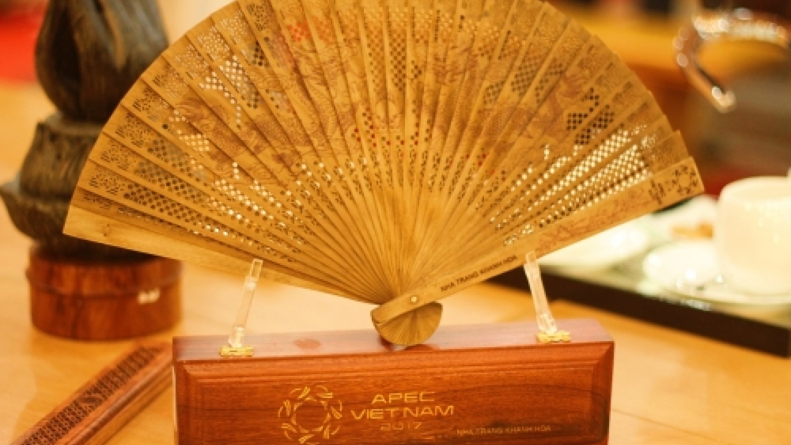 Vietnam to offer 100 valuable fans to APEC representatives