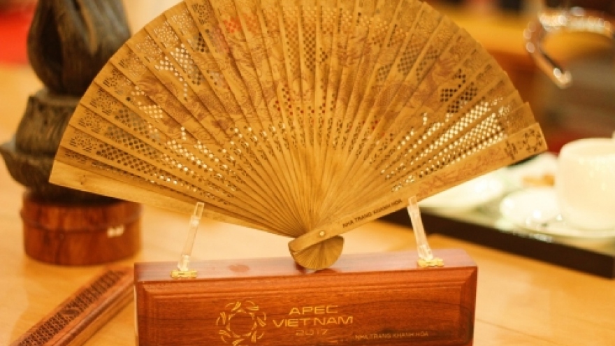 Vietnam to offer 100 valuable fans to APEC representatives
