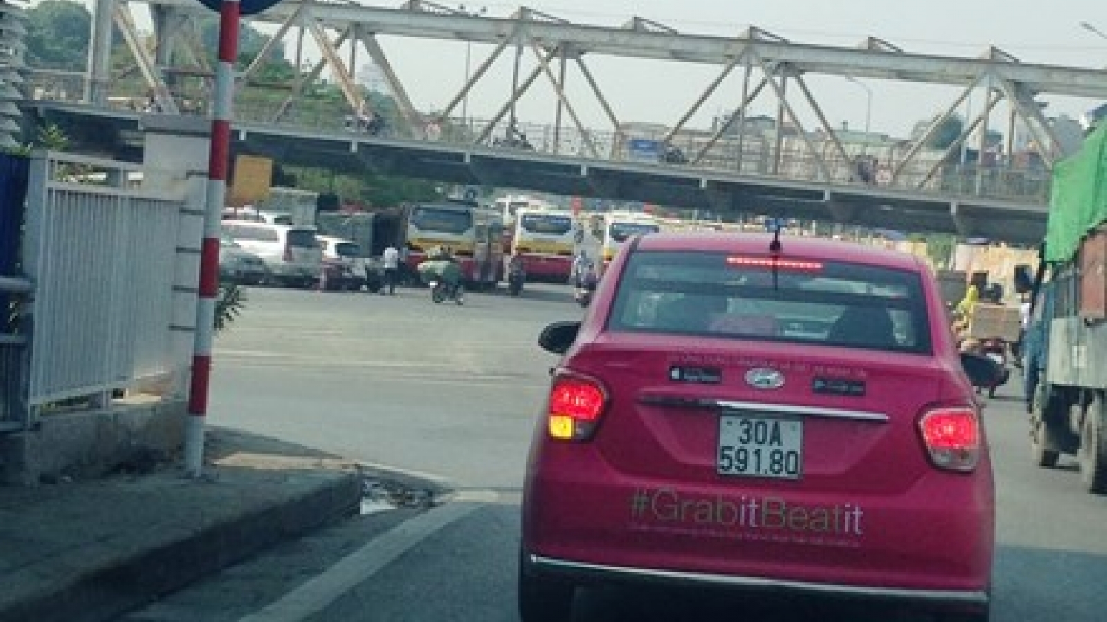 Taxi firms release apps to compete with Uber and Grab