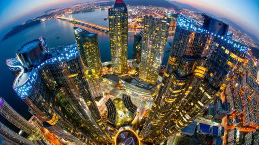 
        Korean investors ‘play big’ in Vietnam’s finance & banking market
                              
