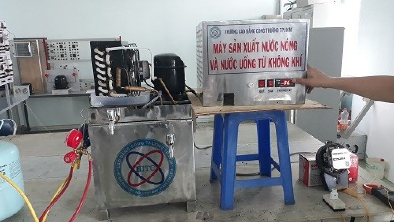Students invent machine that produces drinking water from the air
