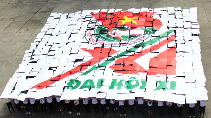 Over 900 form gigantic logo of HCM Communist Youth Union Congress