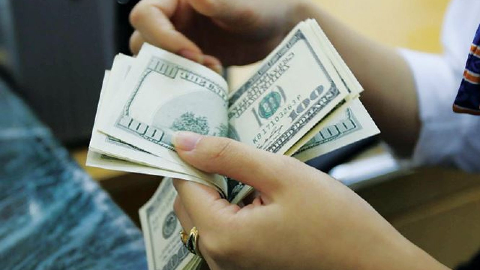 Overseas remittances revive, US$10 billion to Vietnam in 2017
