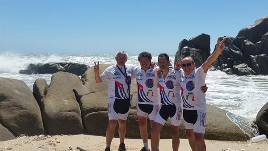 Italian tourists join biking tour to promote Vietnam’s tourism